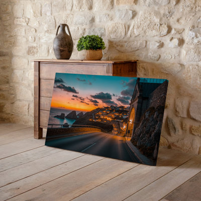 Toile, art côtier pittoresque au coucher du soleil avec une route sinueuse qui traverse une arche de pierre