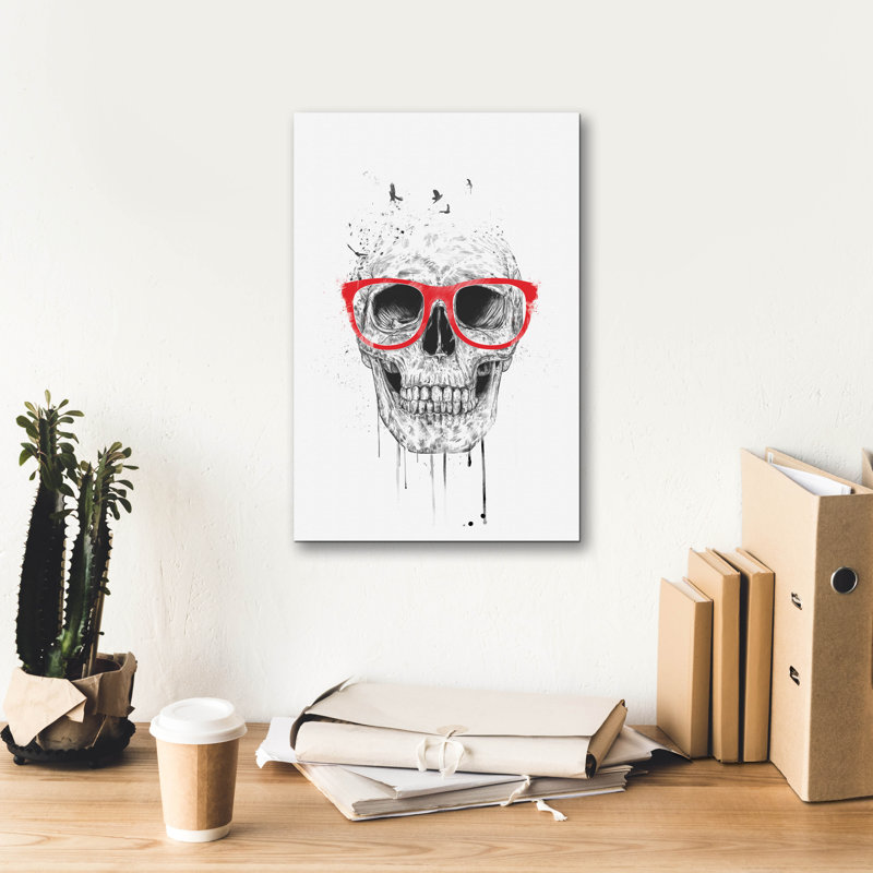"Crâne avec des lunettes rouges" par Balazs Solti, H 18 po x l 12 po x P 0,75 po