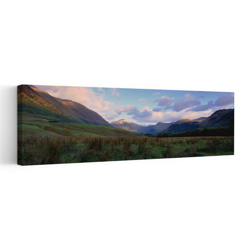 Montagnes sur un paysage, Glen Nevis, Écosse, Royaume-Uni, H 48 po x l 16 po