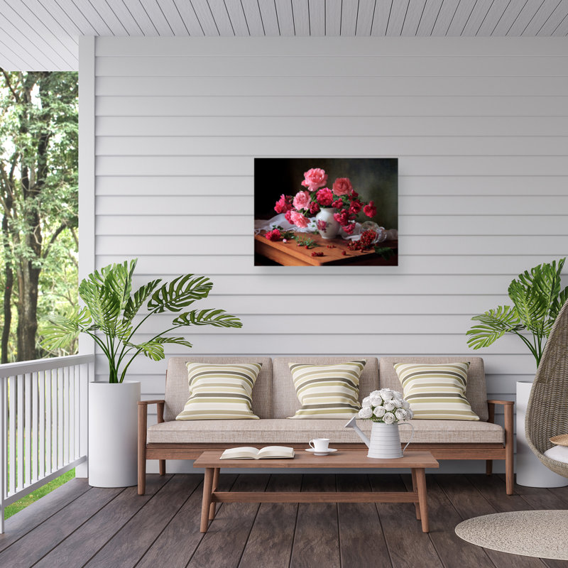 Nature morte avec roses et baies sur toile par Tatyana Skorokhod, H 24 po x l 32 po
