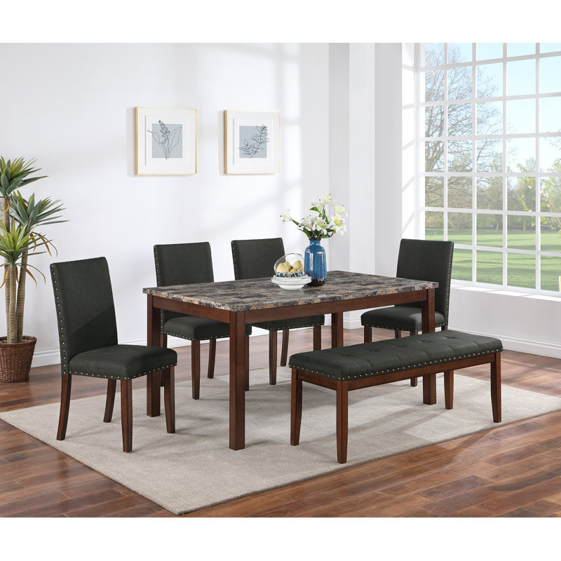 Table de salle à manger avec chaises en X et têtes de clou
