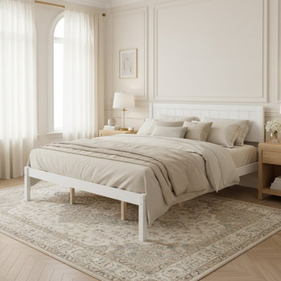 Lit plateforme en bois, tête de lit à panneau vertical, maison de campagne moderne, chambre à coucher