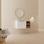 Meuble-lavabo luxueux avec portes et évier à fermeture en douceur, avec une petite tablette de rangement pour plus de commodité.