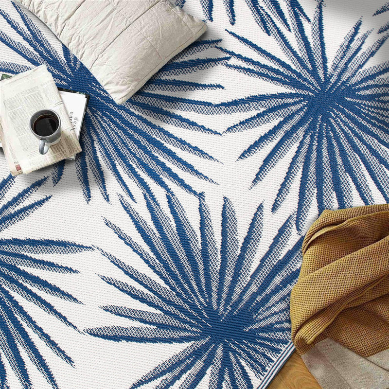 Ramveer Tropical Navy/Ivory Reversible Indoor/Outdoor Area Rug, Rectangle 5' x 7'