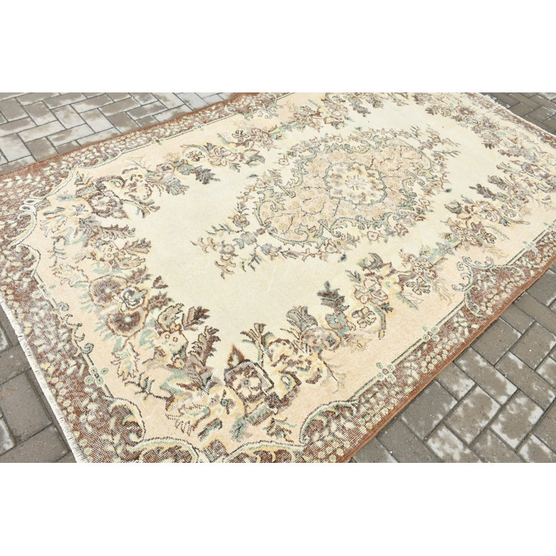 Tapis traditionnel turc traditionnel fait à la main dans des tons de terre éclatants, idéal pour ajouter de la chaleur à votre espace de vie ou à votre bureau personnel