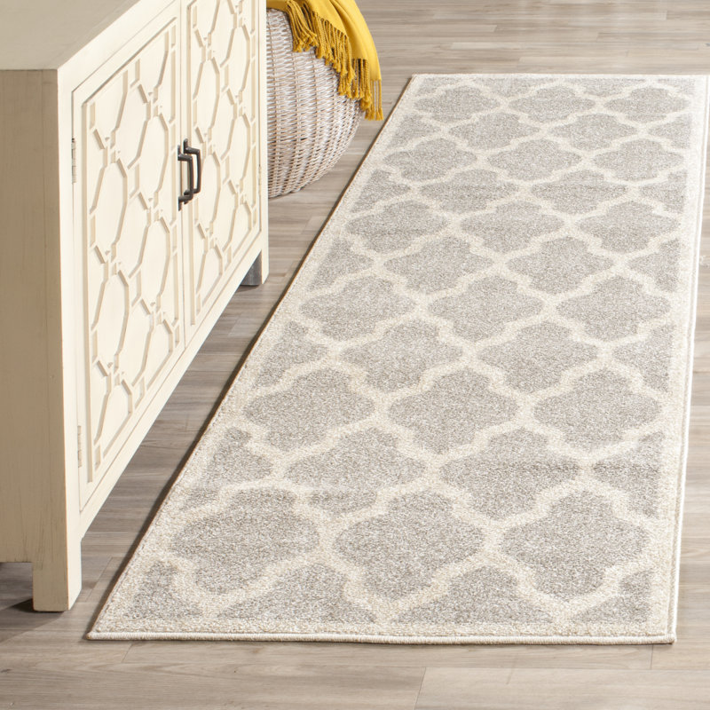 Tapis géométrique en polypropylène tissé à la machine gris clair / beige Ammundsen, Tapis de couloir 2 pi 3 po x 13 pi
