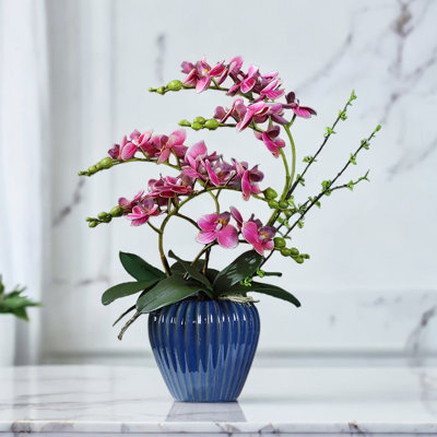 Simulation d'arrangement floral orchidée papillon