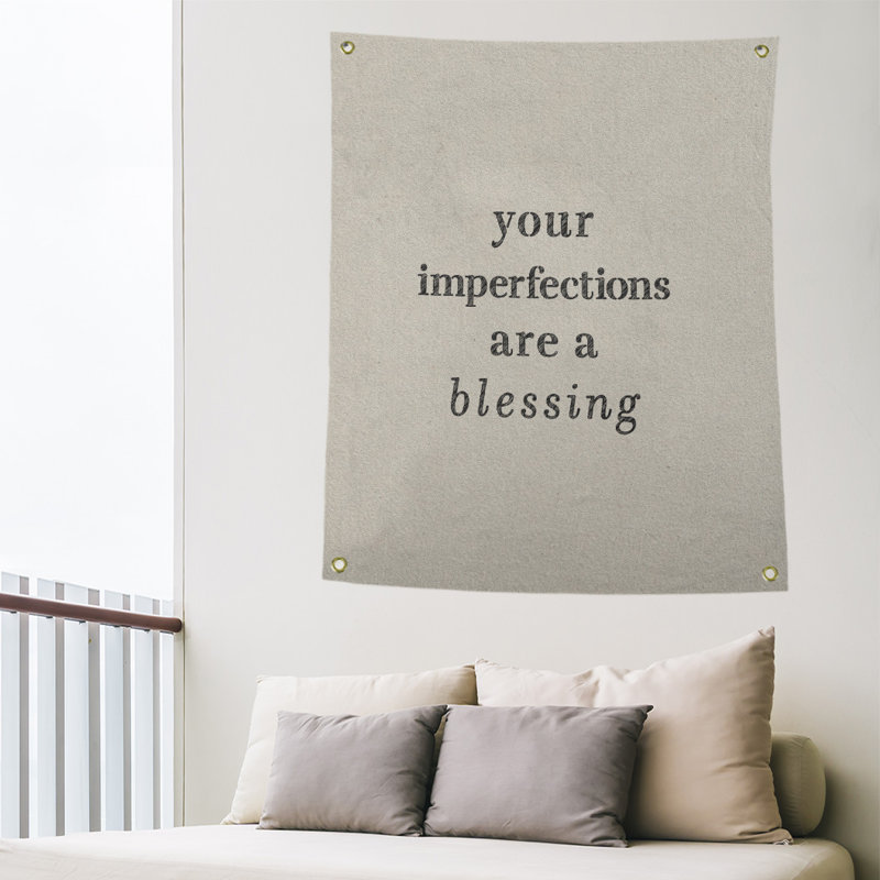 Tapisserie citation d’imperfections écrites en polyester, H 36 po x l 26 po, Blanc / Noir
