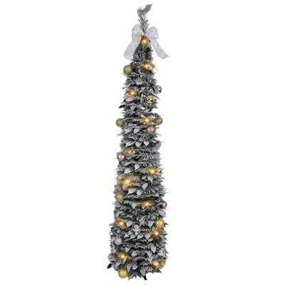 Un arbre de Noël de 5 pi au sommet d'un arbre de Noël, un arbre de Noël en fil d'argent et un arbre de Noël en forme de crayon artificiel sont utilisés pour décorer le porche de la maison familiale pour les fêtes.