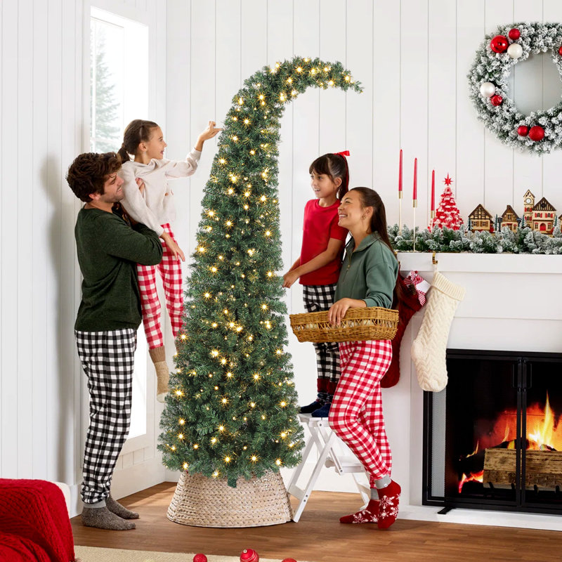 Arbre de Noël mince, sapin de haute montagne vert avec dessus courbé en forme de chapeau de père Noël - idéal pour les petits espaces / coins intérieurs, Leds blanc chaud (8 modes), plastique ignifuge + base en métal