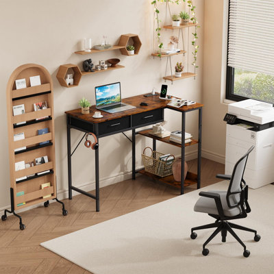 Bureau en forme de L avec prise de courant - 3 tablettes de rangement à 3 niveaux, 2 tiroirs, crochet pour casque d'écoute - table de station de charge pour bureau à domicile ou bureau - couleur bois