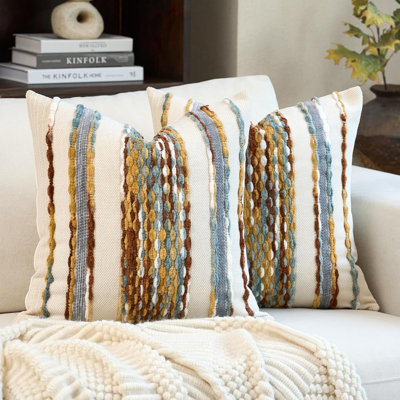 Housses de coussin style bohème (18 x 18 pouces, ensemble de 2) dans des tons neutres (orange et blanc).