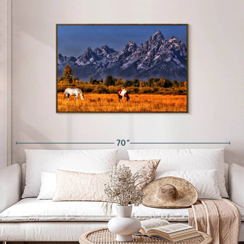 Chevaux paissant à Grand Teton, Cadre flottant noyer, 43 po x 29 po