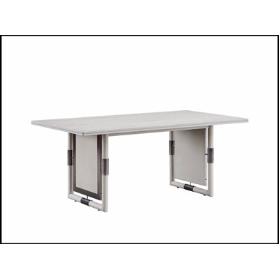 Table de salle à manger à finition naturelle Marta, robuste et peu encombrante pour les réunions de famille élégantes et les repas quotidiens.