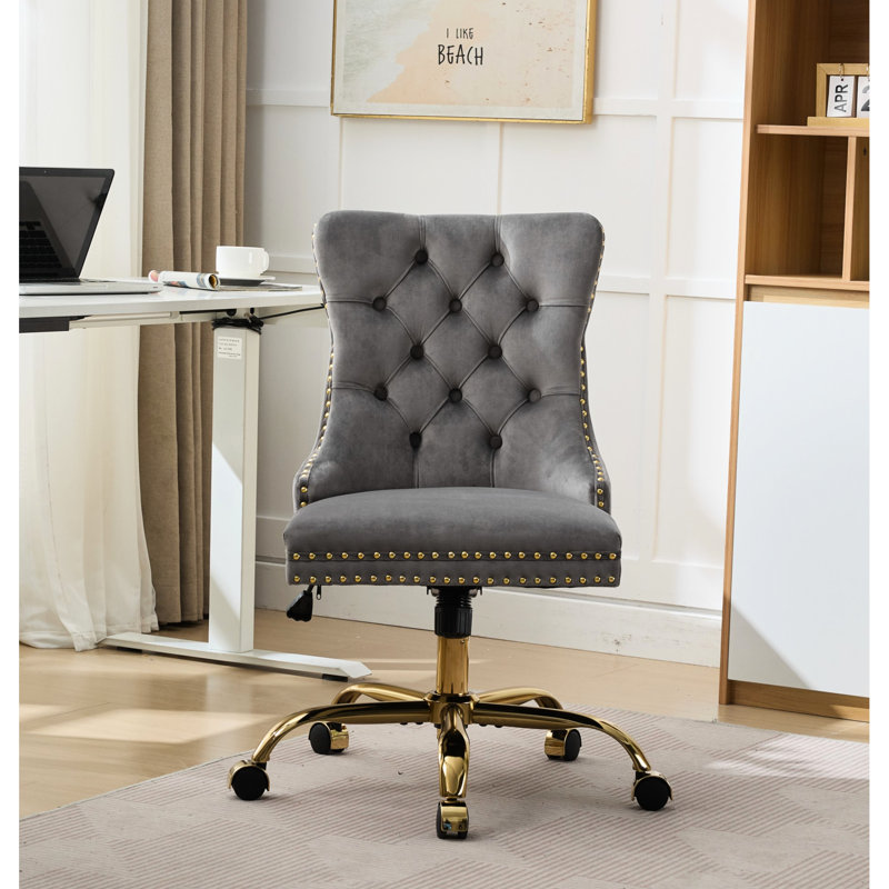 Chaise de bureau en velours gris avec base en métal doré, style bouton, pivotante et réglable, boutons tirés à la main, garniture décorative cloutée, coussin à haute résilience, structure triple élastique, revêtement rembourré pour le travail.