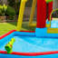 Jeu gonflable de jardin gonflable de 7 pieds et de 7 pouces avec piscine pour éclaboussures, pistolet à eau et mur d'escalade