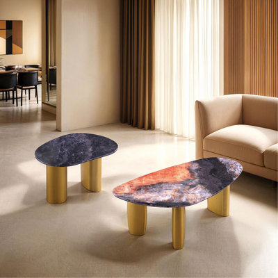 Table basse 1pc de style contemporain avec plateau en pierre frittée, pieds dorés, coins doux, finition noire et or mat