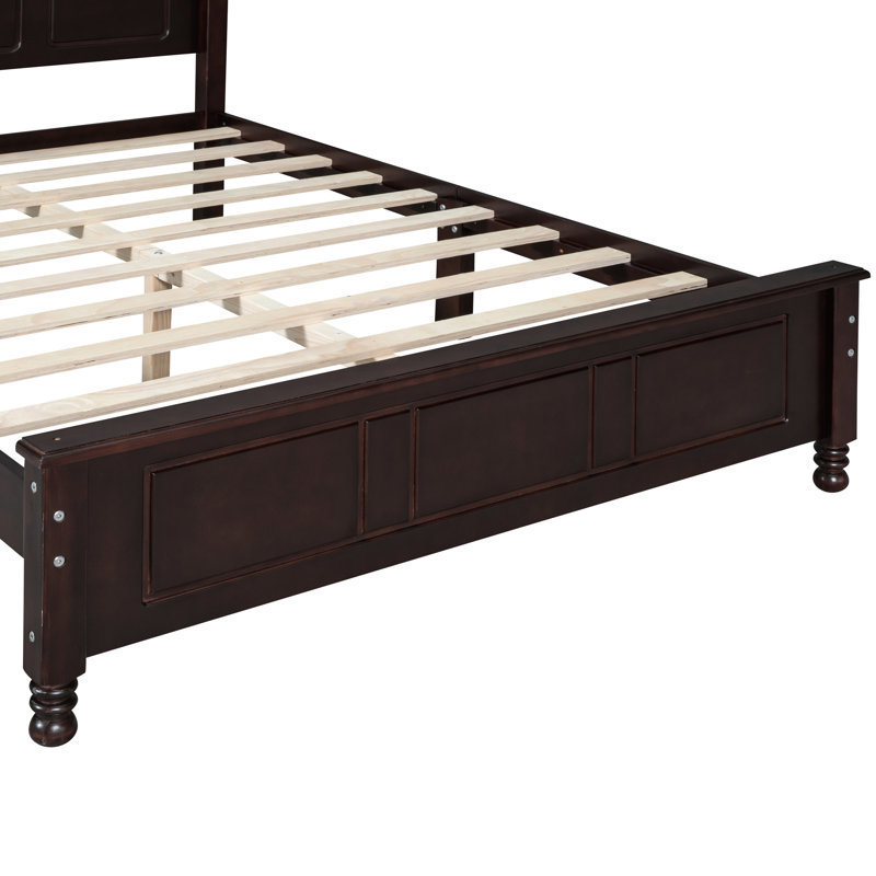Lit plateforme double de couleur noyer foncé avec support de lattes en bois résistant dans un cadre de style rétro