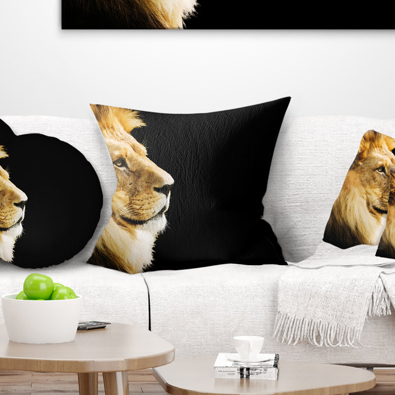 Portrait d'un grand lion sur fond noir - coussin imprimé animal, 18 po x 18 po, Coussin décoratif
