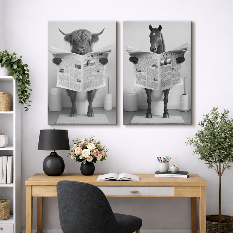Vache et cheval noir et blanc lisant un journal humoristique, impression sur toile encadrée 2 pièces, H 24 po x l 32 po