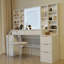 Bureau de maquillage avec miroir et lumières, coiffeuse avec tiroirs et tablettes de rangement ouvertes