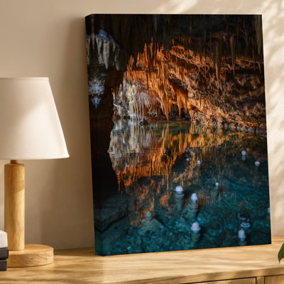 Toile, une mystérieuse grotte sous-marine illuminée par une lumière dorée chaleureuse reflétant l'art de la surface lisse d'une toile tranquille