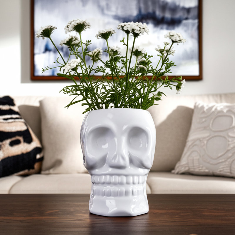 Vase en céramique en forme de crâne., H 8 po x l 6 po x P 6 po, Blanc