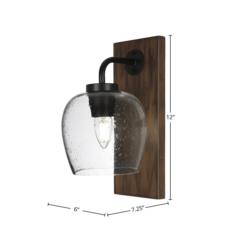 Applique murale Oxbridge montrée en noir mat et finition en métal aspect bois peint avec verre transparent de 6 po