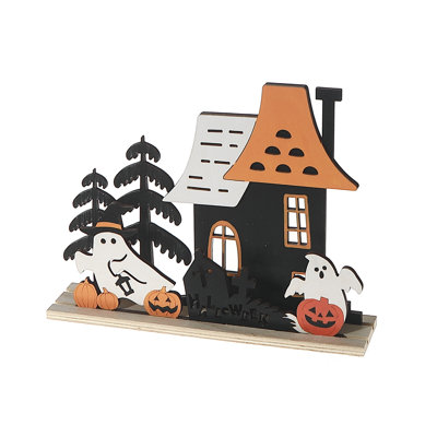 Décor de maison en bois et fantôme