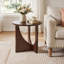 Table de bout Mid-Century moderne en bois de noyer avec base sculpturale-1043256949