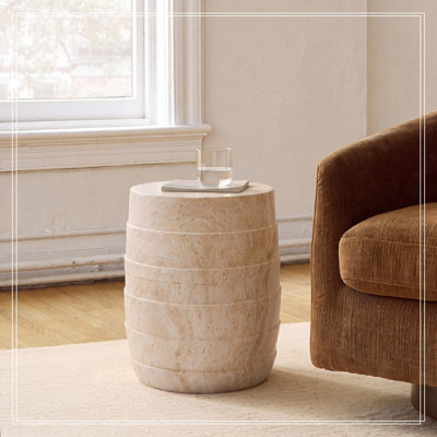 Table d'appoint d'extérieur moderne à l'apparence de travertin MGO moderne, table d'appoint toutes saisons avec texture nervurée pour patio, balcon et salon