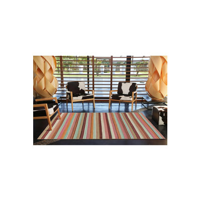 Tapis tissé à rayures colorées