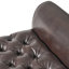 Banc brun avec capitonnage à boutons profonds et accoudoirs roulés gracieux, pour les petits espaces