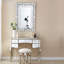 Coiffeuse argentée de qualité supérieure avec plateau de table miroir pour petits espaces, miroir sculpté et tabouret de maquillage