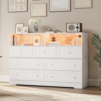 Commode 7 tiroirs avec lumières DEL et station de charge, commode en bois avec 2 compartiments ouverts, rangement autoportant pour chambre à coucher, chambre de bébé, garde-robe et vestibule, blanc