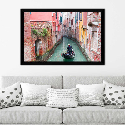 «Narrow Canal», reproduction de photo encadrée