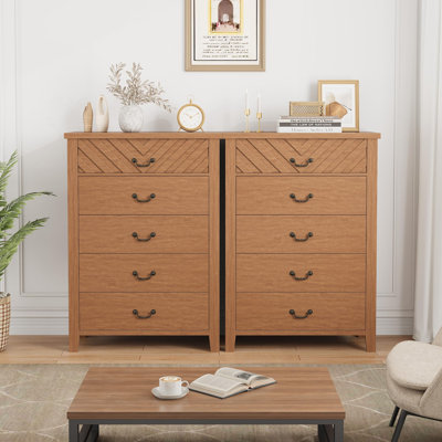 Commode 5 tiroirs brune, armoire de rangement moderne en bois de 30,3 po de largeur avec façade en V et base surélevée pour chambre à coucher, chambre de bébé, vestibule, salon, brun
