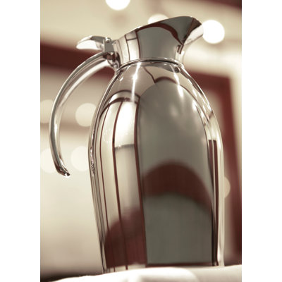 Carafe avec couvercle à bouton-poussoir en acier inoxydable