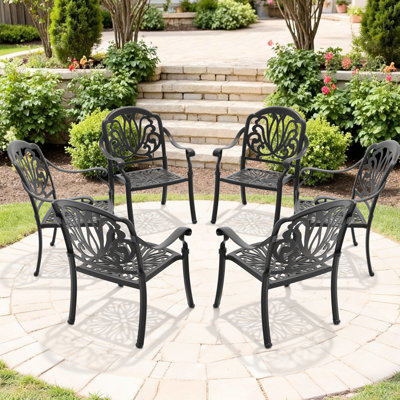 Chaise de salle à manger de patio en aluminium coulé 6 pièces, structure noire, coussins bruns, fonte traditionnelle avec motifs de pétales et de rectangles, revêtement résistant aux intempéries, conception de siège adaptée, aluminium empilable pour économiser de l'espace