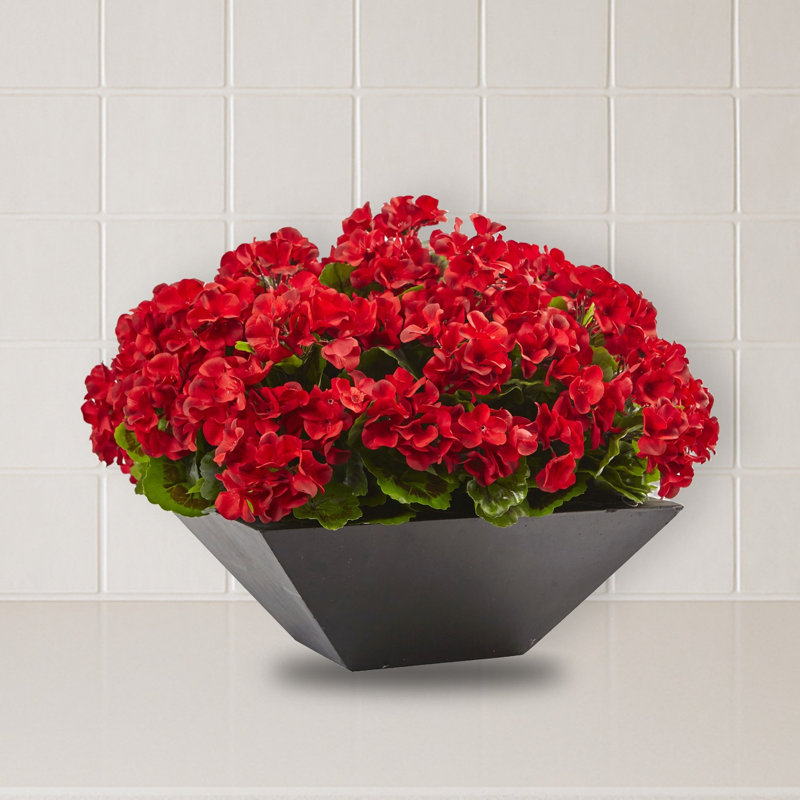 Géranium avec plante noire en soie