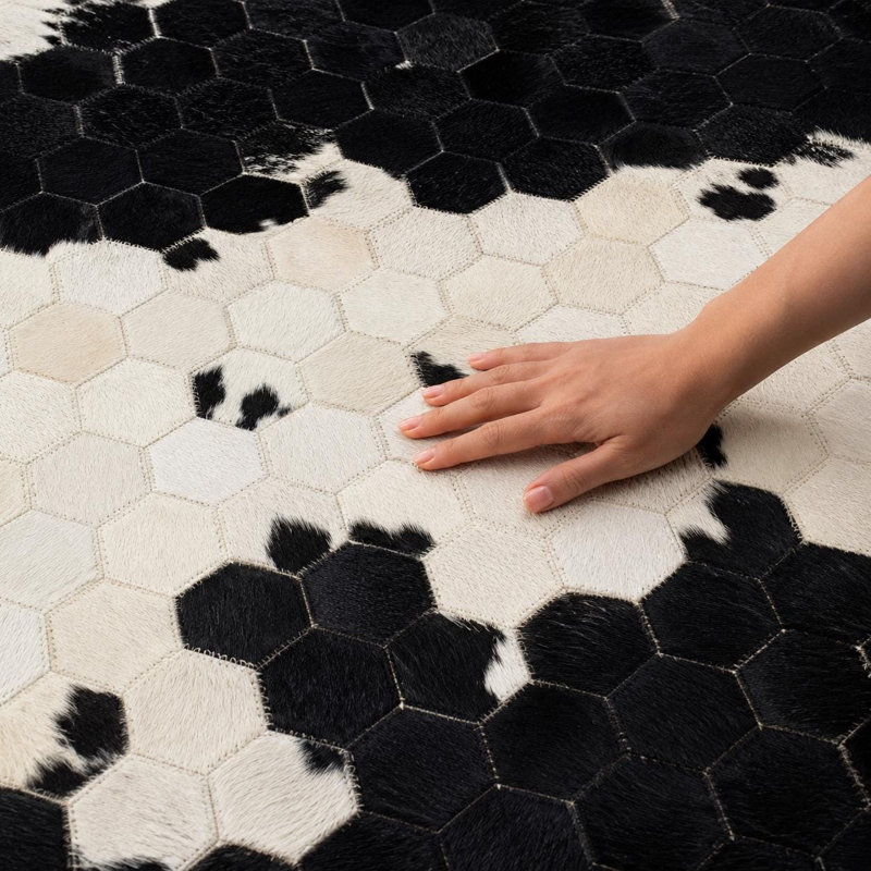 Tapis noir et blanc en cuir de vache, tapis en cuir à motif hexagonal et tapis en peau de vache moderne fabriqué à la main