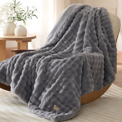Couverture Bedsure Bubble Sherpa, douce et moelleuse, format simple, épaisse et chaude, idéale pour se blottir sur le canapé ou le lit.