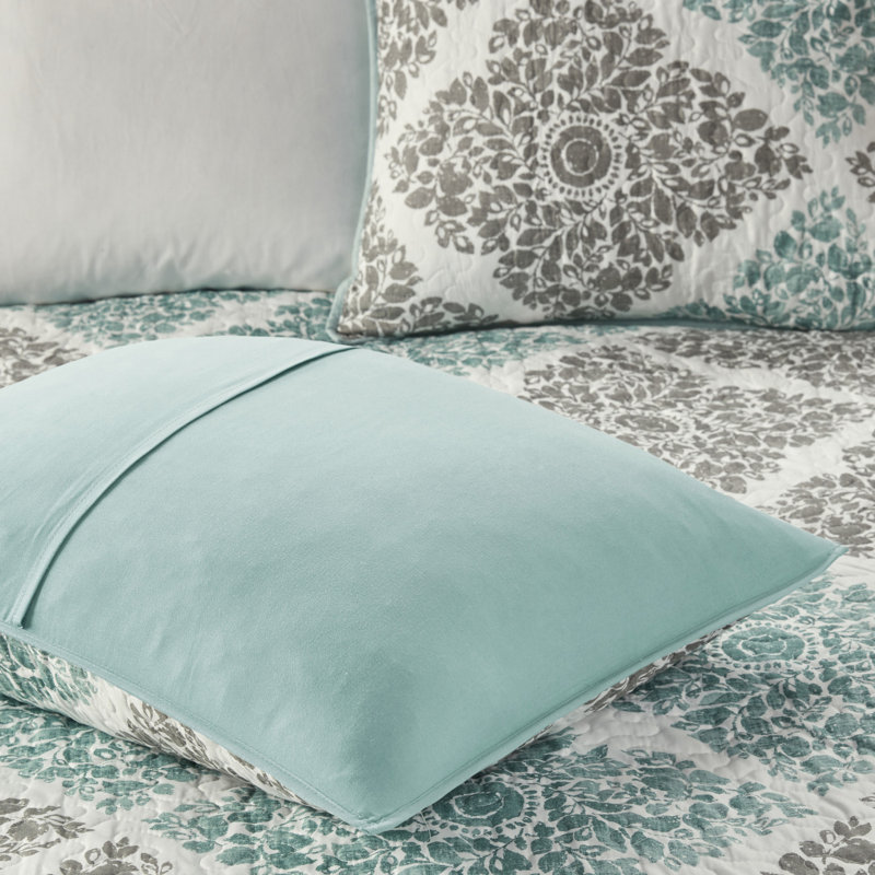 Très grand / très courtepointe très grand. 6 pièces, microfibre avec imprimé de petites feuilles, tissu doux brossé, 2 taies décoratives, 3 pièces de literie - très grand. Microfibre imprimée, décorative