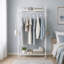 Portant à vêtements blanc en métal avec double tablettes de rangement, tringle de suspension et crochets latéraux pour l'organisation de la chambre à coucher-86470121