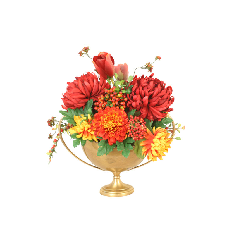 Vibrant mamans et tulipes colorées d'automne dans un bol ovale en laiton