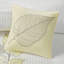 Courtepointe très grand / très grand avec broderie florale jaune et coussins moelleux confortables-124253903