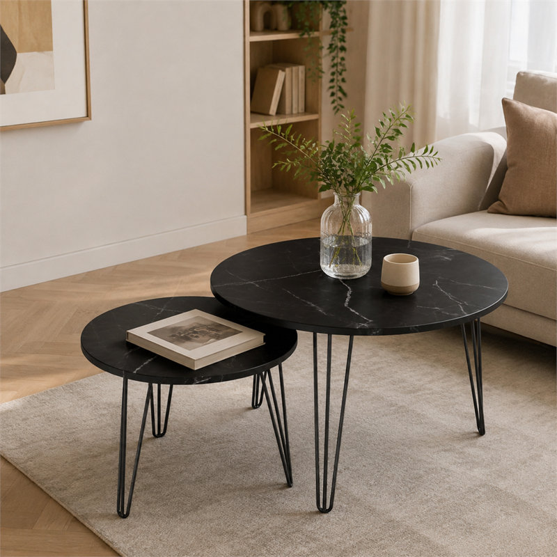 Ensemble de tables basses noires gigognes deux pièces; Dessus en marbre avec des bases en métal robustes, parfaits pour les salons ou les chambres à coucher.