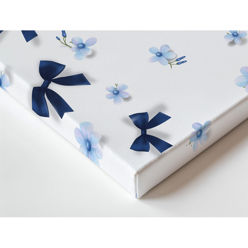 La toile crée un design minimaliste mettant en vedette un art mural sur fond blanc épuré avec des arcs délicats bleu marine et une toile murale bleu pâle