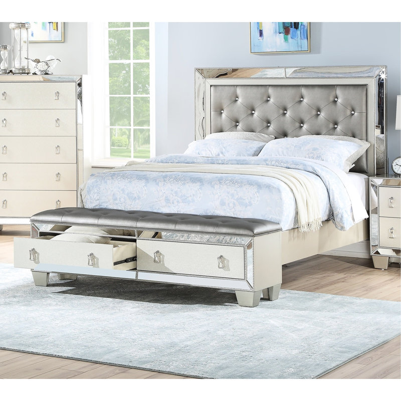Très grand lit, revêtement en similicuir, boutons, détails de miroir, tiroirs de rangement, chambre à coucher transitionnelle argent et gris, rangement, style