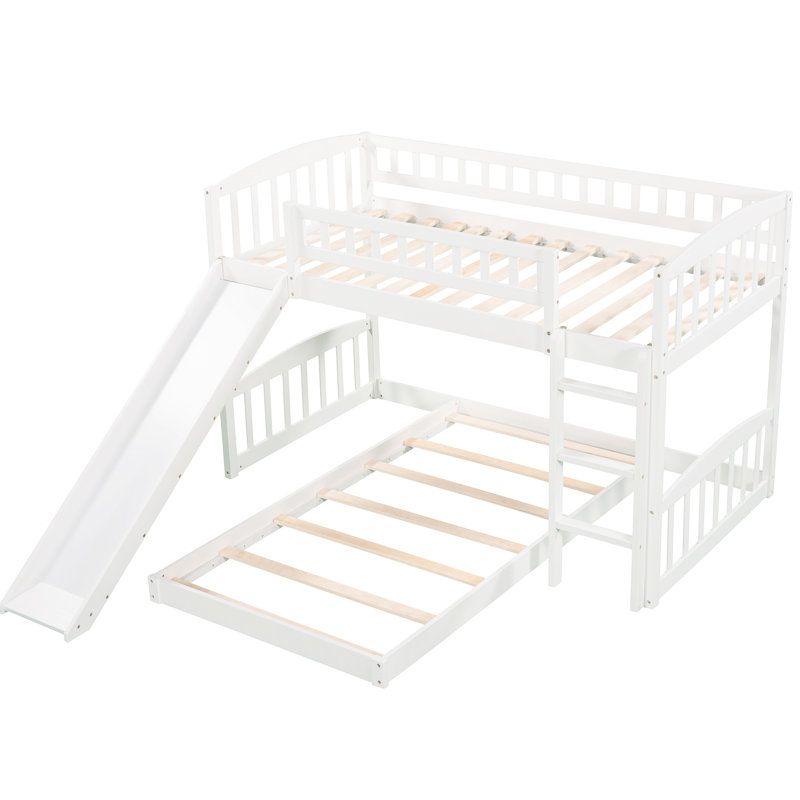 Lit simple au-dessus d'un lit superposé blanc avec glissade intégrée et installation latérale, construction en bois de pin massif, idéale pour les petites chambres à coucher, lignes grises, ensemble de lattes blanches, cadre réversible équipé